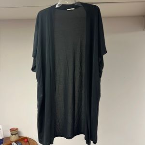 Le lis size large short sleeve cardigan, long length, batwing style sleeve